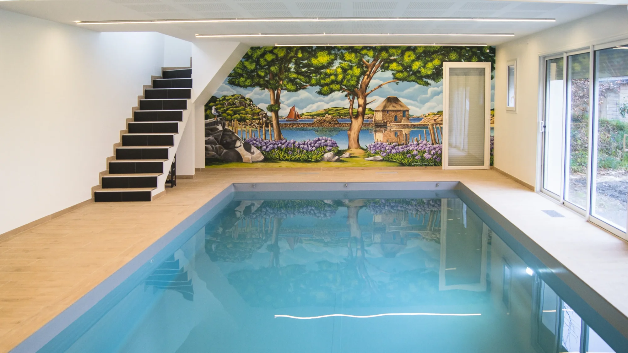 Peinture panoramique en trompe-l'œil de l'île de Bréhat et du moulin du Birlot, piscine intérieure métamorphosée.